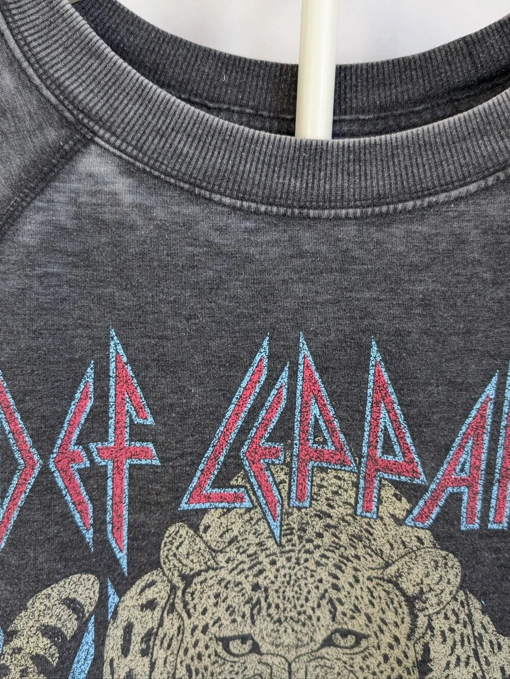 ⚡ Recycled Karma Def Leppard "Love Bites" Graphic Sweatshirt 🖤 - Picture 9 of 13